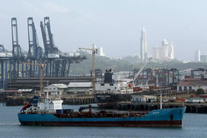 Ein Schiff fährt durch den Panamakanal. Panama