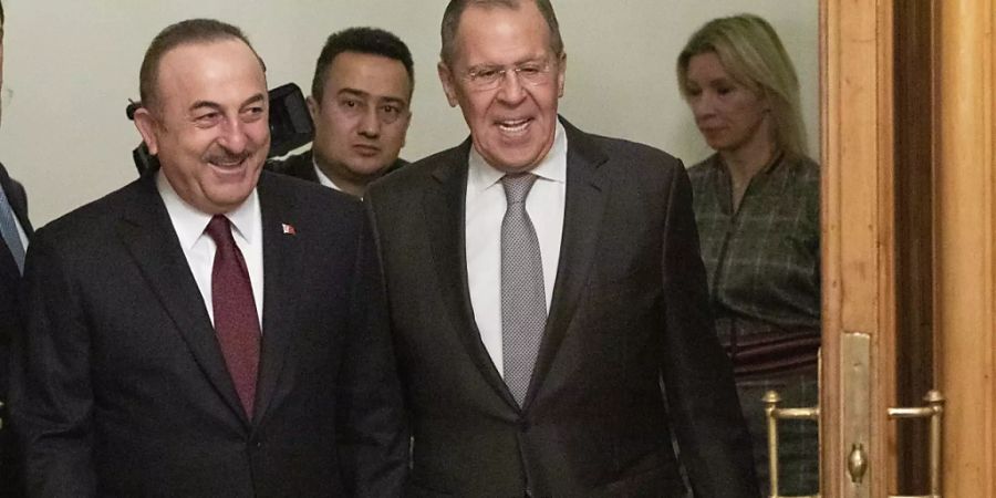 Gute Laune trotz schwieriger Lage: Der türkische Aussenminister Mevlüt Cavusoglu (l.) und sein russischer Amtskollege Sergej Lawrow am Montag in Moskau vor Verhandlungen über eine Friedenslösung für Libyen.