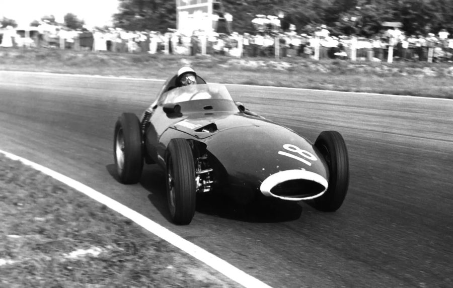 Der englische Formel 1-Rennfahrer Stirling Moss ist auf der Rennstrecke in Imola (San Marino) in seinem Vanwall-Rennwagen unterwegs zum Sieg im Grossen Preis von Italien im Jahr 1957.