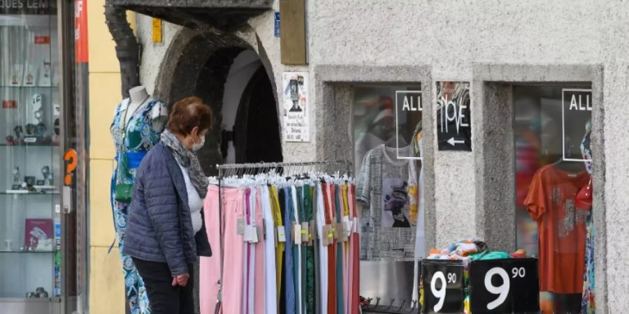 Frau vor Kleidergeschäft in Innsbruck