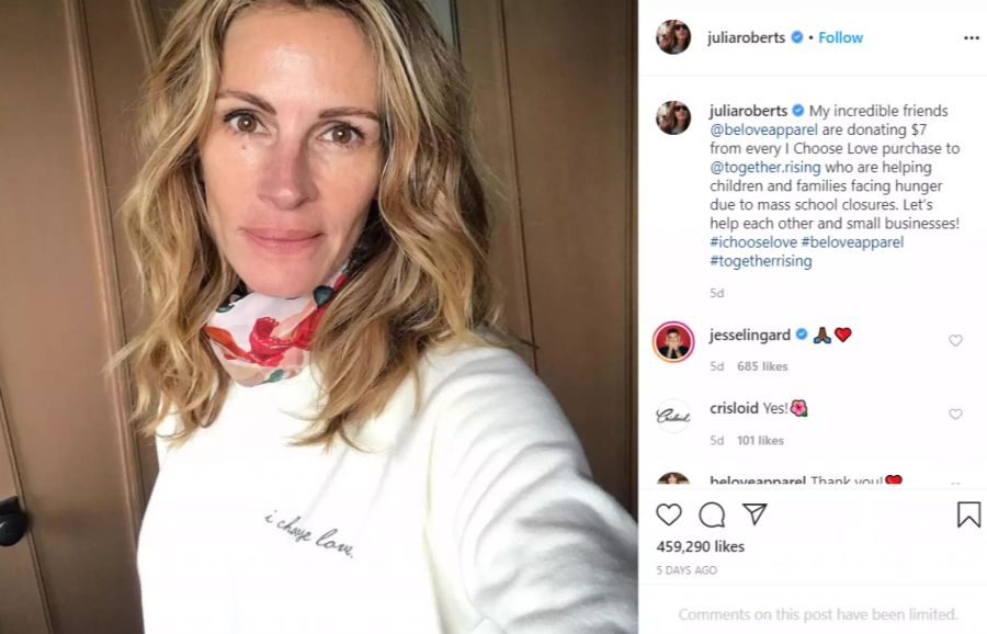 Auch Julia Roberts beweist, nicht jede 52-jährige Frau braucht Schminke im Gesicht. Es darf auch mal ohne sein.