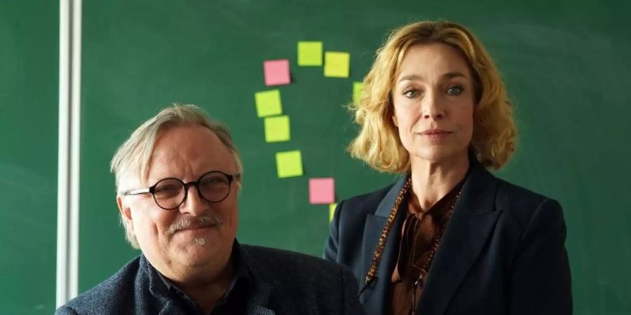 Axel Prahl und Aglaia Szyszkowitzy sind die Hauptdarsteller der ZDF-Komödie «Extraklasse». Foto: Hans-Joachim Pfeiffer/ZDF/dpa