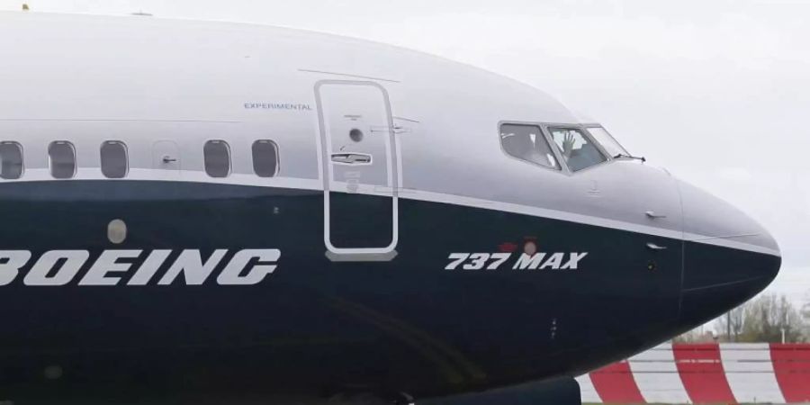 Knapp ein Jahr nach dem zweiten Absturz einer Boeing 737 Max binnen weniger Monate hat ein Untersuchungsausschuss des US-Kongresses schwere Vorwürfe erhoben. Foto: Ted S. Warren/AP/dpa