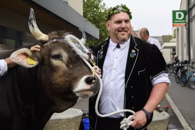 Christian Stucki mit seinem Lebendpreis: Zuchtstier Kolin. Christian Stucki
