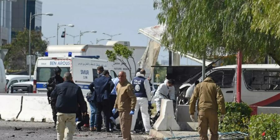 Polizisten und Forensiker am Tatort