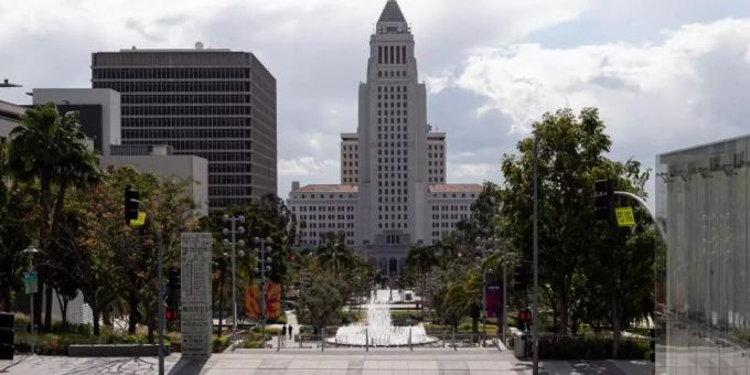 In Los Angeles demonstrieren seit Tagen Menschen gegen Trumps harten Migrationskurs und Abschieberazzien. (Archivbild) Los Angeles