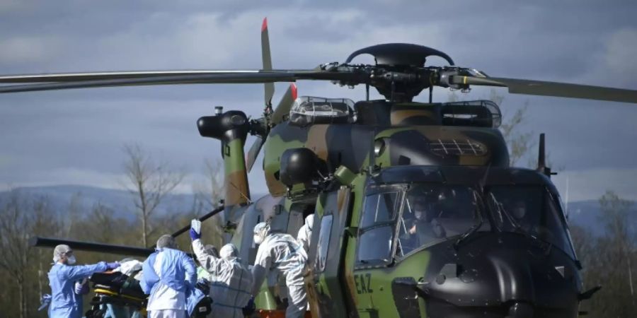 Corona-Infizierte werden in Strassburg in einen Militärhubschrauber verladen