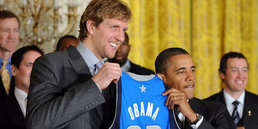 Der ehemalige deutsche Basketballprofi Dirk Nowitzki (links) zeigt ein Herz für die Opfer des Coronavirus.  Hier im Bild mit dem früheren US-Präsidenten Barack Obama. (Archivbild)