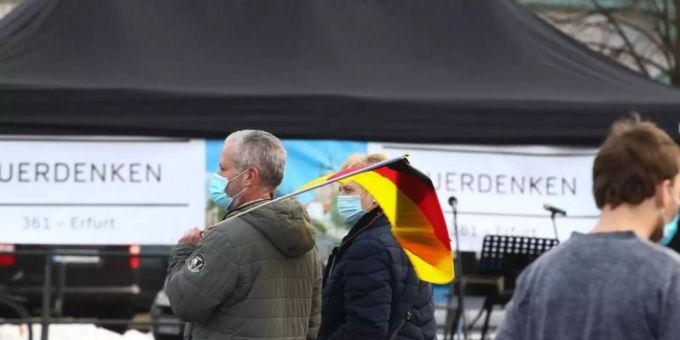 Teilnehmer einer Demonstration gegen die Corona-Massnahmen in Erfurt auf dem Domplatz. Foto: Bodo Schackow/dpa-Zentralbild/dpa querdenker