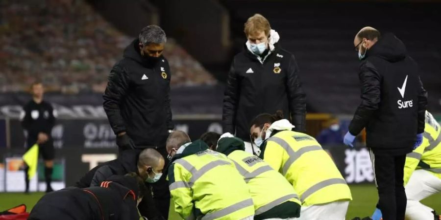 Rui Patricio liegt verletzt am Boden und wird medizinisch betreut. Foto: Jason Cairnduff/PA Wire/dpa