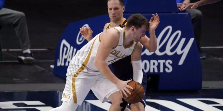 Luka Doncic (l) von den Dallas Mavericks setzt sich gegen Bojan Bogdanovic von den Utah Jazz durch. Foto: Tony Gutierrez/AP/dpa