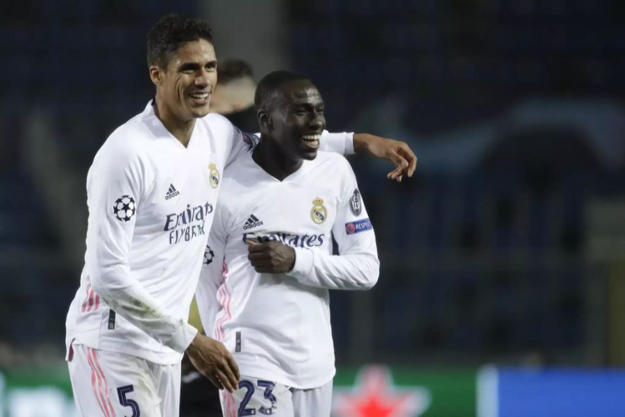 Varane (l.) muss coronabedingt passen.