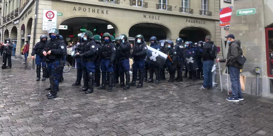 Die Polizei verschob sich mitte Nachmittag gegen die Altstadt.