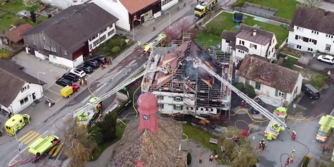 In Schwerzenbach ZH brannte am Sonntag ein Restaurant mit Wohnliegenschaften. Brand Feuerwehr