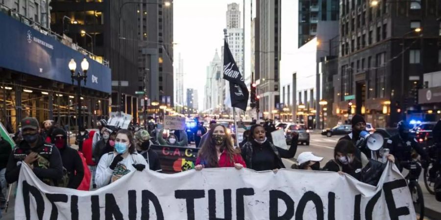 Demonstranten nehmen an einem Protestmarsch nach dem Tod von Daunte Wright teil. Foto: Ashlee Rezin Garcia/Chicago Sun-Times/AP/dpa