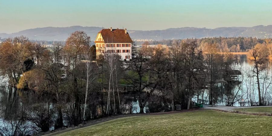 Blick auf das Schloss Mauensee im Kanton Luzern.