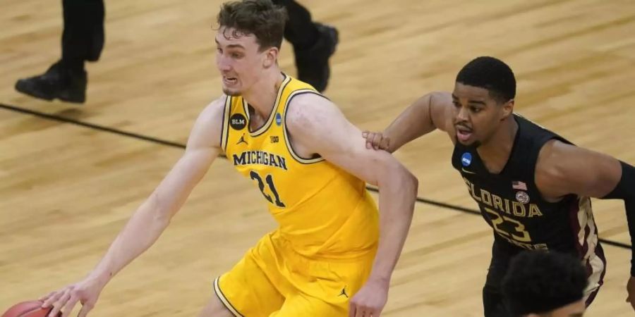 Franz Wagner (l) von den Michigan Wolverines in Aktion. Wagner hat bei den US-Collegemeisterschaften mit seinen Michigan Wolverines das Viertelfinale erreicht. Foto: Darron Cummings/AP/dpa