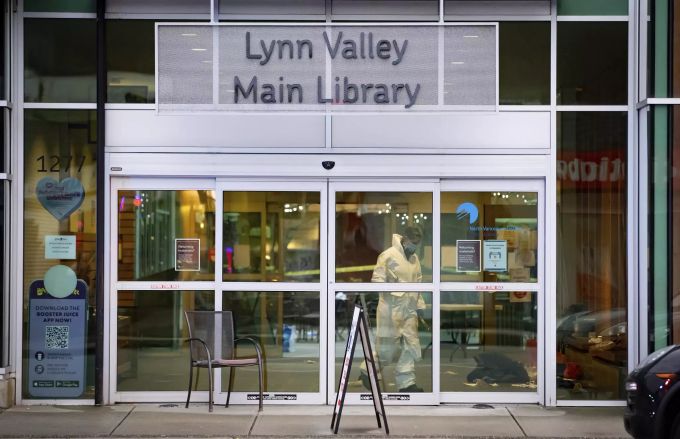 In dieser Bibliothek in Vancouver griff ein Mann Menschen mit einem Messer an. Die Polizei sichert spuren.- Canada-Mass Stabbing