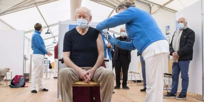 Schriftsteller Franz Hohler (77) erhält im Referenz-Impfzentrum EBPI am Hirschengraben von einer medizinischen Angestellten eine Corona-Impfung. mutationen