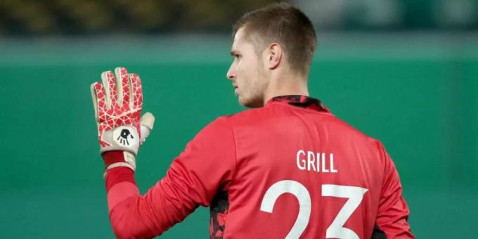Ist gegen Bern in der Europa League nicht dabei, weil er nicht mehr gemeldet ist: Bayer Leverkusens Torwart Lennart Grill. Foto: Daniel Karmann/dpa Ist gegen Bern in der Europa League nicht dabei, weil er nicht mehr gemeldet ist: Bayer Leverkusens Torwart Lennart Grill. Foto: Daniel Karmann/dpa
