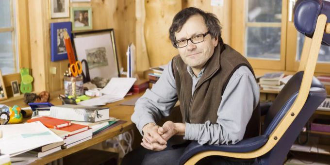 Der Schweizer Autor Leo Tuor, aufgenommen in seinem Arbeitszimmer. Leo Tuor