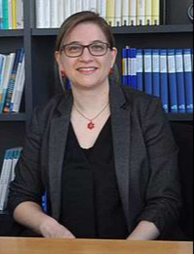 Christine Möhrs ist wissenschaftliche Mitarbeiterin in der Abteilung Lexik sowie wissenschaftliche Referentin am Leibniz Institut für Deutsche Sprache. Christine Möhrs