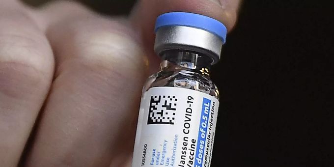 ARCHIV - Eine Apothekerin hält eine Dosis mit dem Corona-Impfstoff des US-Pharmakonzerns Johnson Johnson. Foto: Jessica Hill/FR125654 AP/dpa ARCHIV - Eine Apothekerin hält eine Dosis mit dem Corona-Impfstoff des US-Pharmakonzerns Johnson Johnson. Foto: Jessica Hill/FR125654 AP/dpa