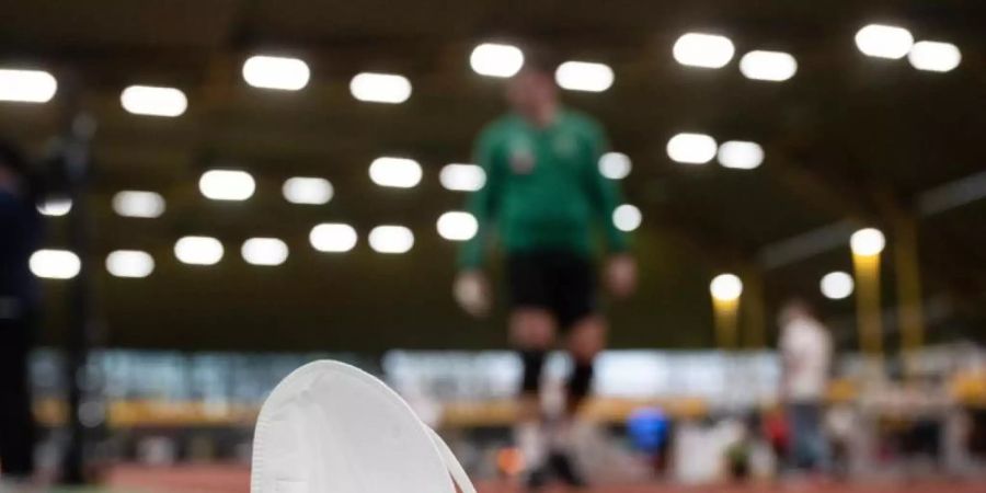 Masken beim Sport können zwar die Leistungsfähigkeit senken, bedeuten für Gesunde aber kein Gesundheitsrisiko. Das ergab eine Studie aus Mailand. Foto: Bernd Thissen/dpa
