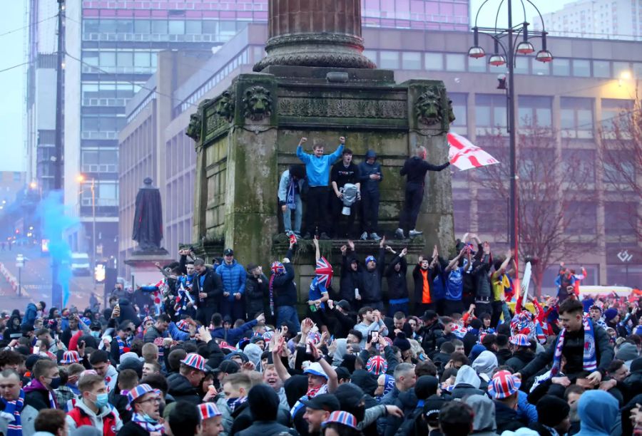 Nachdem der Titel geholt ist, versammeln sich mehrere Tausend Rangers-Fans in der Innenstadt.