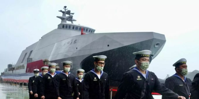 Marine-Soldaten vor einem Kriegsschiff in Taiwan Marine-Soldaten vor einem Kriegsschiff in Taiwan