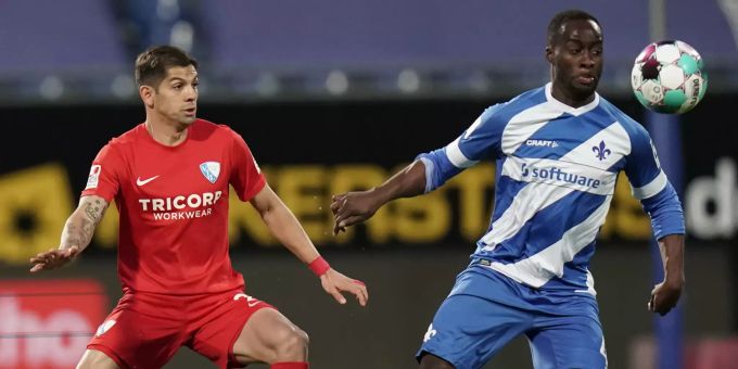 Cristian Gamboa (l.) vom VfL Bochum im Duell mit Darmstadts Erich Berko (r.). VfL Bochum