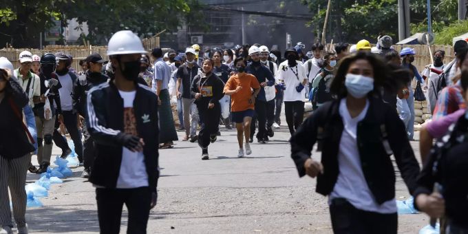 Zahlreiche Menschen Aus Yangon Fluchten Vor Gewalt Der Junta