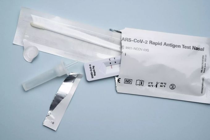 Die Komponenten eines Coronavirus Antigen-Selbsttests. Roche Selbsttest