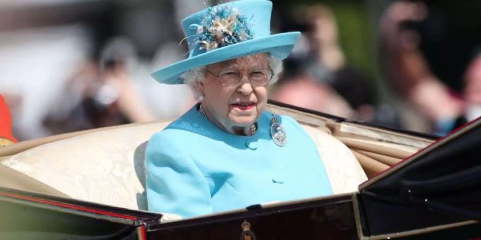 Queen Elizabeth II. soll sich künftig nicht alleine auf Reisen begeben. queen elizabeth