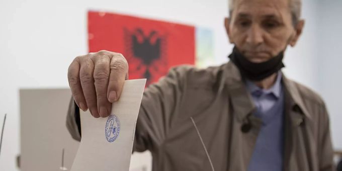Ein Mann wirft seinen Stimmzettel in eine Wahlurne. Rund 3,6 Millionen Bürger sind dazu aufgerufen, ihre Stimme bei der Parlamentswahl in Albanien abzugeben. Wahlurne Albanien