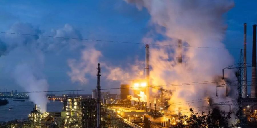 Qualm steigt aus dem Thyssenkrupp-Stahlwerk Schwelgern nahe Duisburg in Nordrhein-Westfalen. Foto: Marcel Kusch/dpa