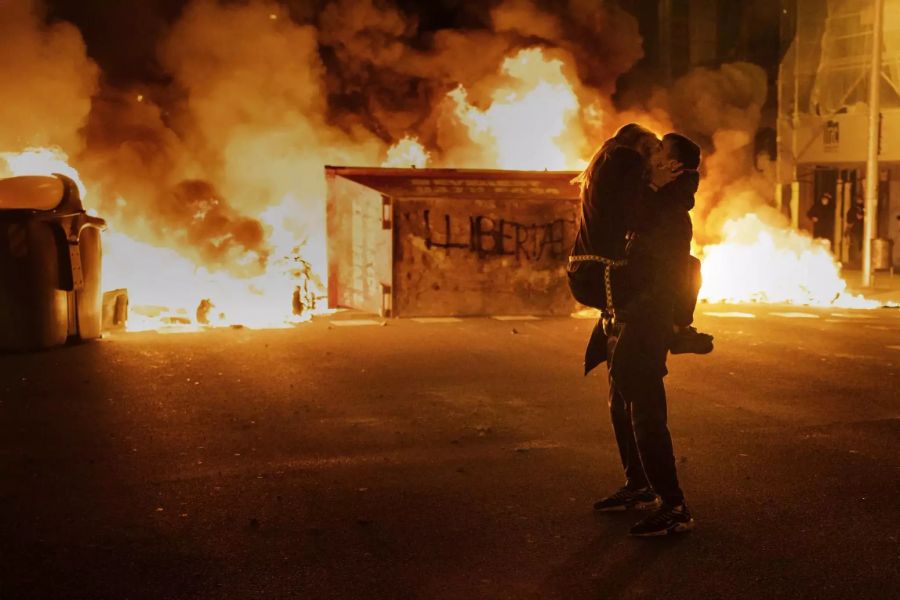 Die Proteste nach der Festnahme des spanischen Rappers Pablo Hasél dauern nun schon seit drei Tagen an.