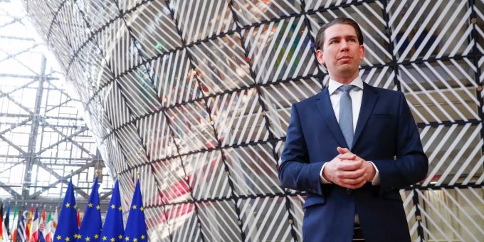 25.05.2021, Belgien, Brüssel: Sebastian Kurz, Bundeskanzler von Österreich, spricht während des EU-Gipfels mit Journalisten. Sondergipfel der EU-Staats- und Regierungschefs