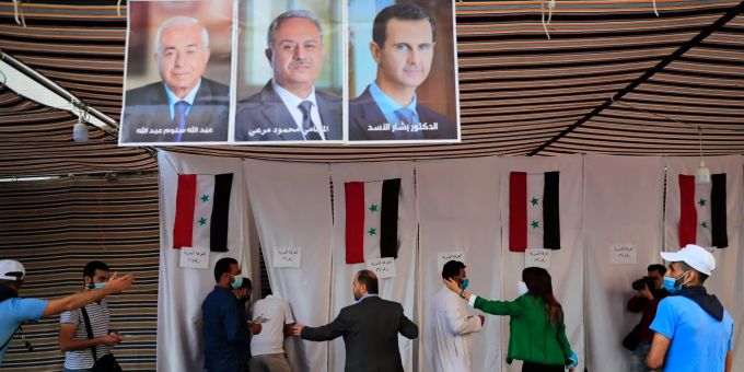 Wahlhelfer zeigen syrischen Bürgern, die im Libanon leben, den Weg zur Abstimmung für die Präsidentschaftswahl ihres Landes in der syrischen Botschaft östlich von Beirut. Päsidentschaftswahl Syrien