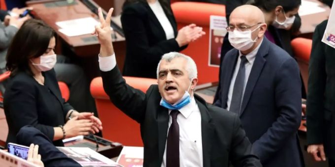 Der HDP-Abgeordnete Gergerlioglu ist einer von zahlreichen gewählten kurdischen Politikern, denen die Immunität entzogen wurde um sie anzuklagen. hdp