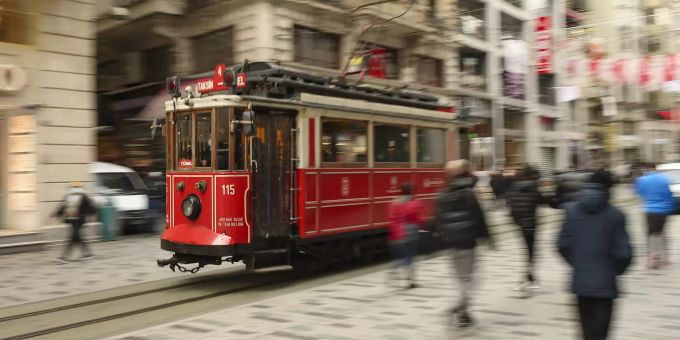 Eine Strassenbahn fährt entlang der Istiklal Strasse, der Haupteinkaufstrasse in Istanbul, Donnerstag, 25. März 2021. Outbreak Virus Turkey