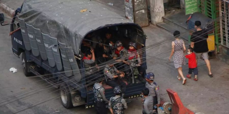 Sicherheitskräfte stehen neben einem Lastwagen in Yangon. Foto: Uncredited/AP/dpa