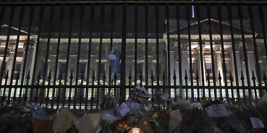 Blumen und Kerzen stehen vor dem Buckingham Palast in London, nachdem der Tod von Prinz Philip, Herzog von Edinburgh, bekannt gegeben wurde. Foto: Yui Mok/PA/AP/dpa