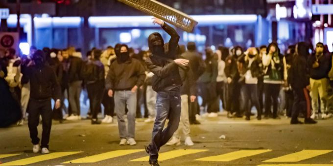 Ein Jugendlicher wirft einen Gegenstand am Freitag, 2. April 2021, in St. Gallen. St. Gallen Krawalle
