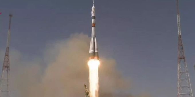 Eine Sojus-2.1a-Trägerrakete hebt mit dem Raumschiff Sojus MS-18 vom Kosmodrom Baikonur in Kasachstan ab. (Symbolbild) Foto: -/Roscosmos Space Agency Press Service/AP/dpa Kosmodrom Baikonur