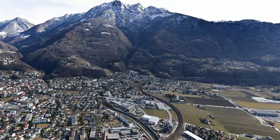 Die neue  Doppelspurstrecke zwischen Contone und Tenero ermöglicht schnellere Verbindungen zwischen Locarno und Lugano. Im Bild ist die Abzweigung der Stammlinie über den Ceneri zu sehen, rechts die Bahnlinie nach Locarno sowie die neue Zufahrtsstrecke zum Nordportal des Ceneri-Basistunnels.