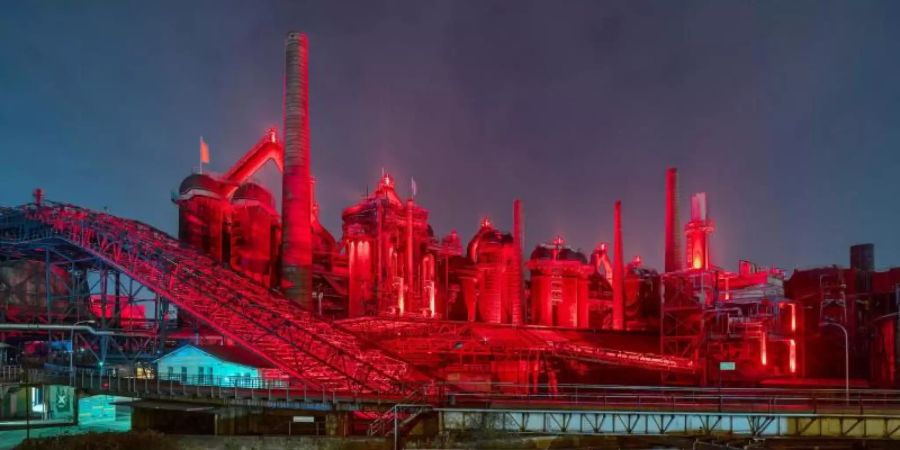 Das Weltkulturerbe Völklinger Hütte wird mit einer neuen LED-Technik in Rot angestrahlt. Foto: Oliver Dietze/Völklinger Hütte /dpa
