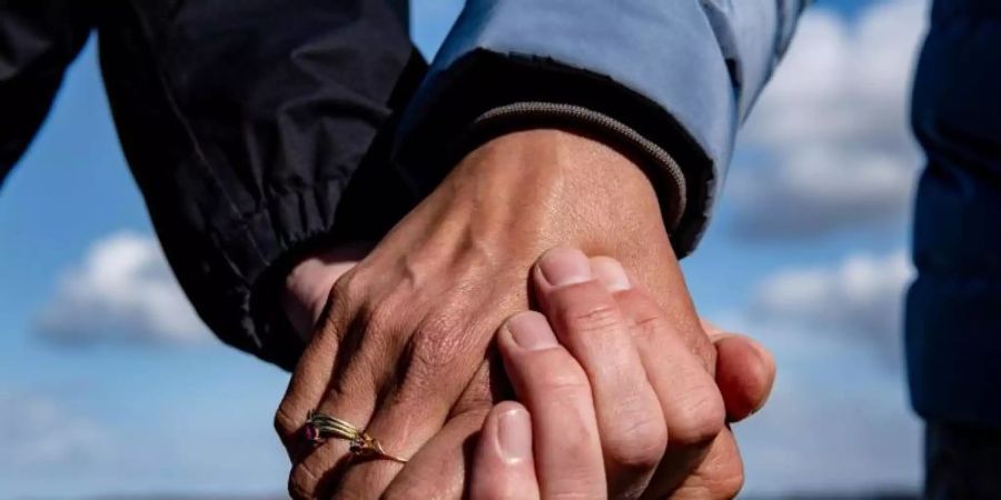 Ob eine Partnervermittlung ihren Vertrag erfüllt hat, kann davon abhängen, ob Partnervorschläge mit Namen und Kontaktdaten übermittelt wurden. Relevant ist auch, dass die Vorschläge aktuell sind. Foto: Axel Heimken/dpa