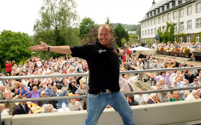 Der Stimmungssänger Willi Herren singt 2012 vor dem Kurhaus bei Heinos Open-Air-Veranstaltung Willi Herren