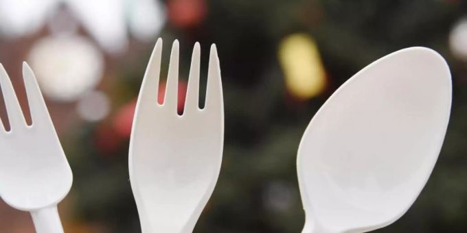 Plastikgeschirr wird Anfang Juli verboten, doch auch Alternativen wie Bambusgabeln oder Schüsseln aus Pressfasern sind nach einer Untersuchung von Verbraucherschützern teils problematisch. Foto: Stefan Sauer/dpa Plastikgeschirr wird Anfang Juli verboten, doch auch Alternativen wie Bambusgabeln oder Schüsseln aus Pressfasern sind nach einer Untersuchung von Verbraucherschützern teils problematisch. Foto: Stefan Sauer/dpa